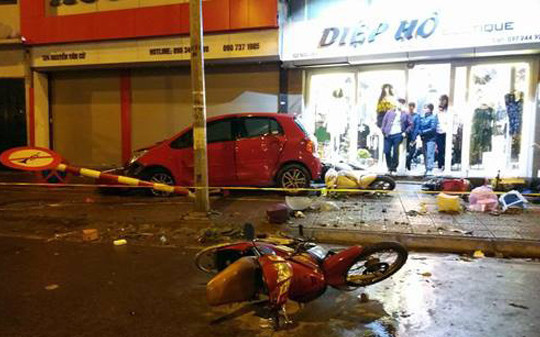 Hà Nội: Ô tô Yaris đâm liên tiếp hàng loạt xe máy, nhiều người nhập viện