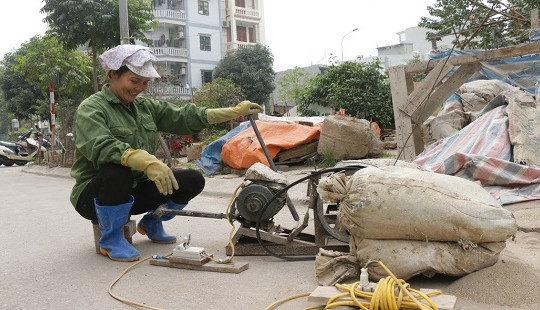 Chuyện của những nữ thợ hồ trong cuộc mưu sinh