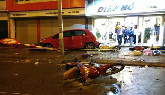 Hà Nội: Toyota Yaris lao nhanh, đâm hàng loạt xe máy, nhiều người bị thương