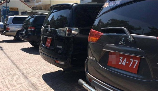 "Giành" vỉa hè cho người đi bộ: Quận 3 ra quân, phạt 3 xe biển đỏ đậu trên vỉa hè