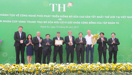Trao Cúp vàng trang trại bò sữa organic cho Tập đoàn TH