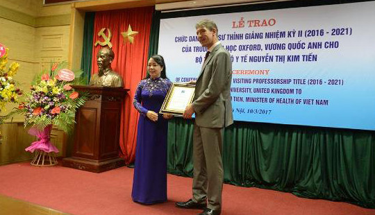 Bộ trưởng Y tế tiếp tục là Giáo sư thỉnh giảng Đại học Oxford danh tiếng
