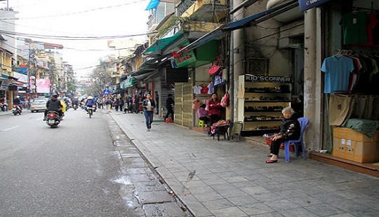 Ngỡ ngàng vỉa hè phố cổ Hà Nội thông thoáng như ngày Tết