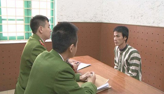 Bắt giữ 10 đối tượng tổ chức đánh bạc tại trại nuôi lợn