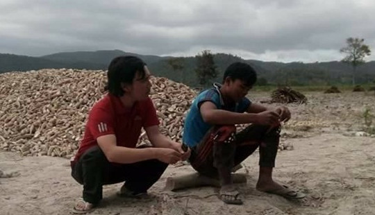 Hình ảnh thầy giáo vào rẫy "lấy" học sinh về vào đề thi thử THPT Quốc gia