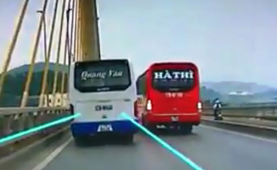 Quảng Ninh: Hai xe khách chạy tốc độ cao, chèn nhau trên cầu Bãi Cháy