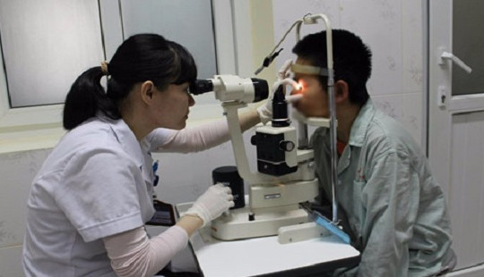 Kính cận vỡ, nhiều mảnh kính đâm vào mắt bé trai 11 tuổi