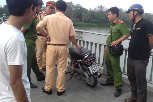 Để lại xe máy và dép, nam thanh niên nhảy cầu Dã Viên tự tử