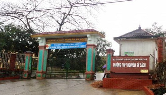 Kỷ luật khiển trách giám thị chép bài thi cho thí sinh