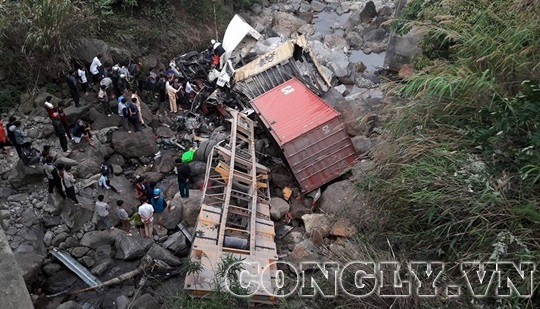 Lai Châu: Container va xe tải, cùng lao xuống suối vỡ nát