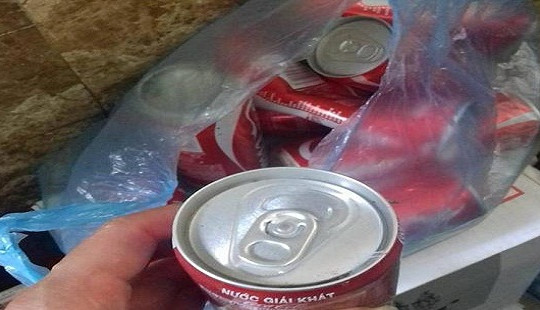 Vụ 17 lon nước giải khát Coca-Cola rỗng ruột: Do sản phẩm lưu trữ không tốt?