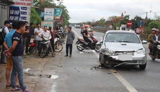 Hà Tĩnh: Ôtô đâm xe máy, ba mẹ con thương vong