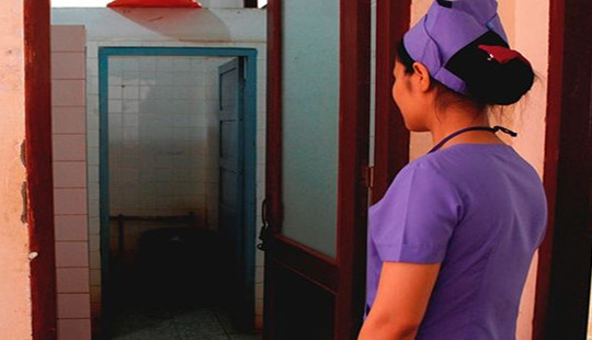 Nữ hộ lý bàng hoàng phát hiện hai thi thể sơ sinh trong thùng rác