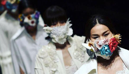 Mê mẩn "Em hoa" của NTK Công Trí trên sàn diễn Tokyo
