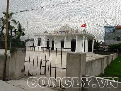Dùng tiền hỗ trợ của dân để xây sân nhà văn hóa