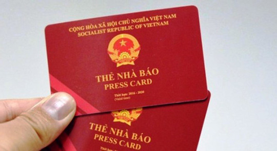 Thu thẻ nhà báo nguyên Trưởng Văn phòng đại diện báo Kinh doanh và Pháp luật