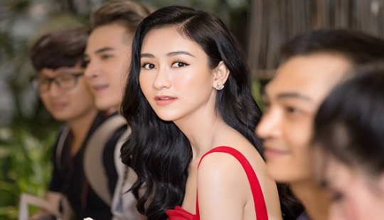 Á hậu Hà Thu hờ hững lưng trần, mang túi Dior sành điệu