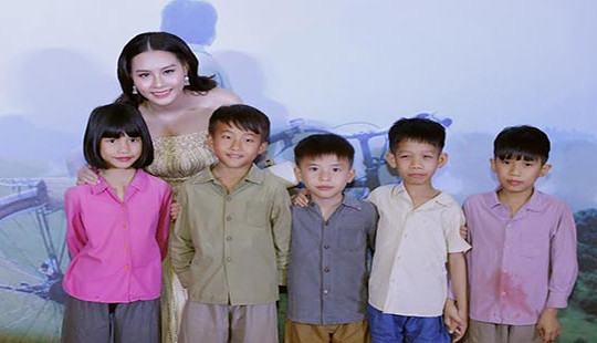 Xuân Bắc cười tít mắt bên cạnh Hoa hậu biển Thuỳ Trang duyên dáng