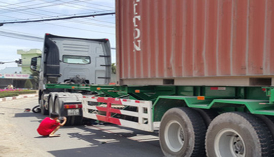 Bà Rịa-Vũng Tàu: Xe đầu kéo tông xe máy, 2 người tử vong tại chỗ