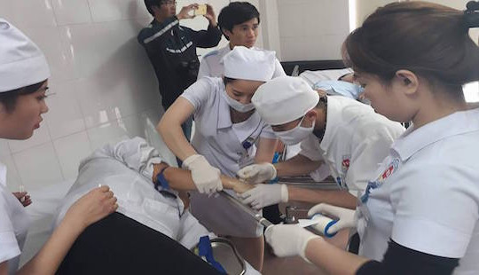 Sau bữa ăn, hàng chục công nhân nhập viện nghi do ngộ độc