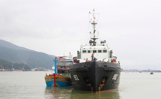 Lai dắt thành công tàu cá cùng 10 ngư dân bị hỏng máy