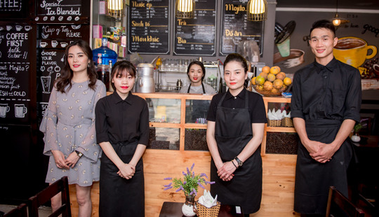 Độc đáo coffee hun khói, bún bò bốc lửa tại phố Tô Hiệu