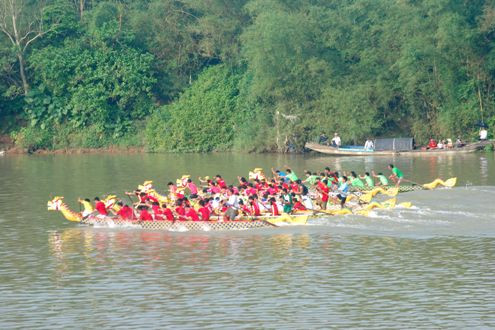 Tưng bừng giải đua thuyền truyền thống kỷ niệm 110 năm ngày sinh cố Tổng Bí thư Lê Duẩn