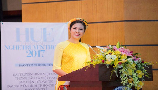 Hoa hậu Ngọc Hân mang "Bức hoa đồng quê" tới Festival nghề truyền thống Huế 2017