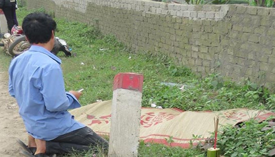 Nghệ An: Xe khách cán chết người đi xe máy rồi trốn khỏi hiện trường