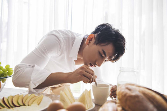 Isaac lột xác thành Quí ông nhà bếp