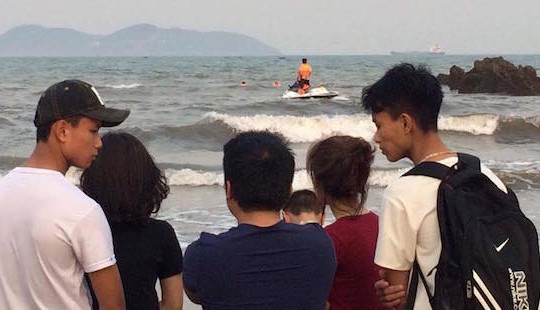 Nghệ An: Rủ nhau đi chụp ảnh kỷ yếu, hai học sinh bị sóng cuốn trôi