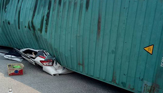 Xe container đè bẹp ô tô 4 chỗ, ít nhất 2 người tử vong