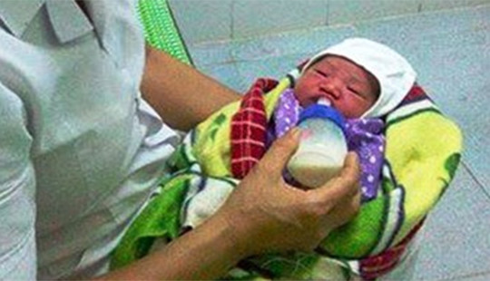 Nghệ An: Bé gái sơ sinh bị bỏ rơi còn nguyên dây rốn
