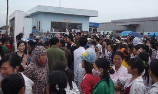 Hàng trăm công nhân may đình công đòi quyền lợi