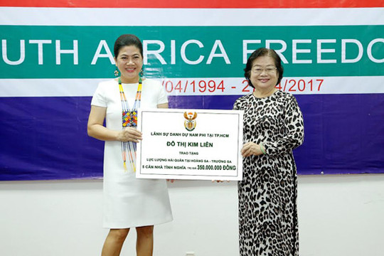 Lãnh sự Nam Phi tại TP.HCM Đỗ Thị Kim Liên trao tặng Quân chủng Hải quân 5 căn nhà tình nghĩa