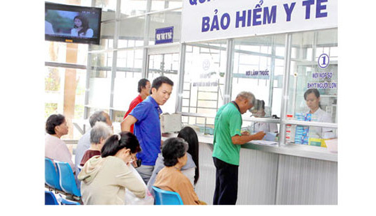 Tăng giá dịch vụ y tế: Người dân cần và nên tham gia BHYT