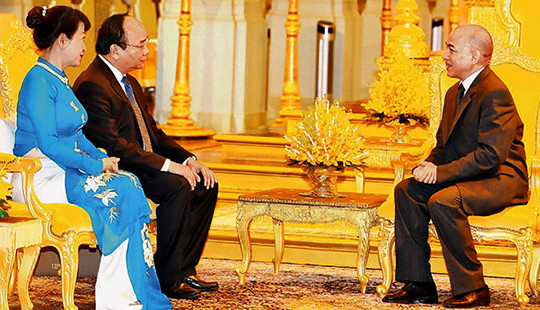 Thủ tướng thăm đại diện cộng đồng người Việt; yết kiến Quốc vương Campuchia