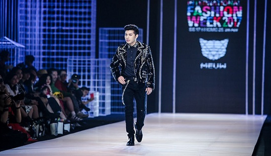 Noo Phước Thịnh catwalk “chất đến ngất” trên sàn diễn thời trang