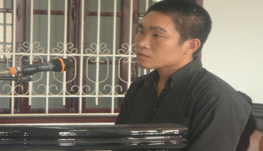 Gã cha dượng đồi bại hiếp dâm cả hai con gái riêng của vợ