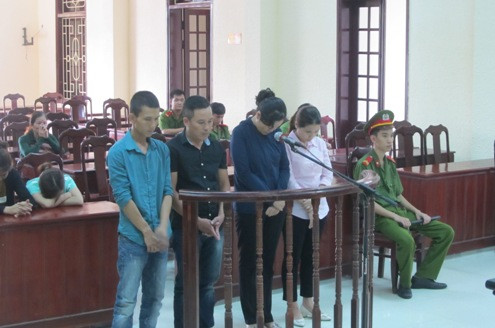 Hai vợ chồng tổ chức đánh bạc bằng hình thức chơi lô đề