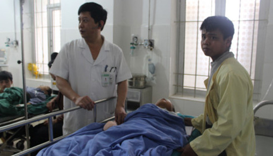 Nổ pin điện thoại, một thanh niên dập nát tay