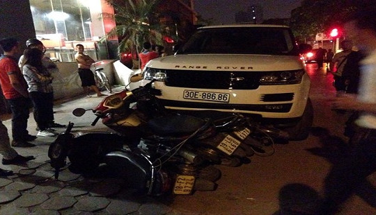 Ranger Rover cán người bỏ chạy, đâm liên tiếp nhiều xe máy