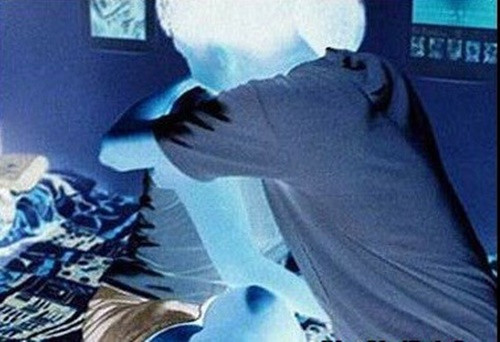 Vào nhà nghỉ ngủ tránh mưa, giao cấu với "bạn gái nhí"