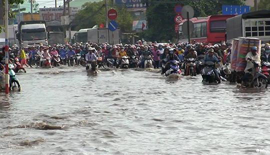 TP.HCM: Rời thành phố về nghỉ lễ trong "biển nước"