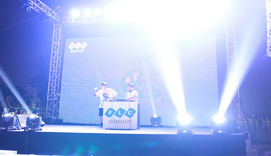 Khán giả Sầm Sơn cuồng nhiệt trong đêm nhạc EDM bãi biển