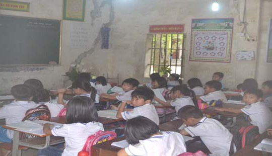 Trường học xuống cấp, học sinh phải học ở nhà xe hoặc nhà văn hoá thôn