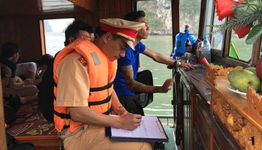 Quảng Ninh: Xử lý tàu hàng, không có đăng kiểm chở khách du lịch
