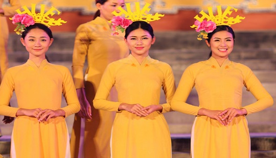 Hoa hậu Ngọc Hân diện áo dài, diễu hành trên đường phố Huế