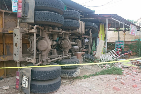 Lâm Đồng: Xe container vào cua “tử thần”, đè sập 3 căn nhà