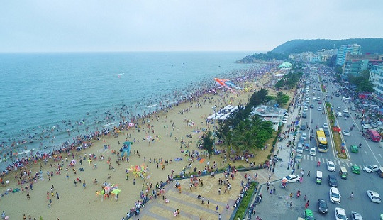 “Biển người” nêm chặt Sầm Sơn dịp nghỉ lễ 30/4 – 1/5